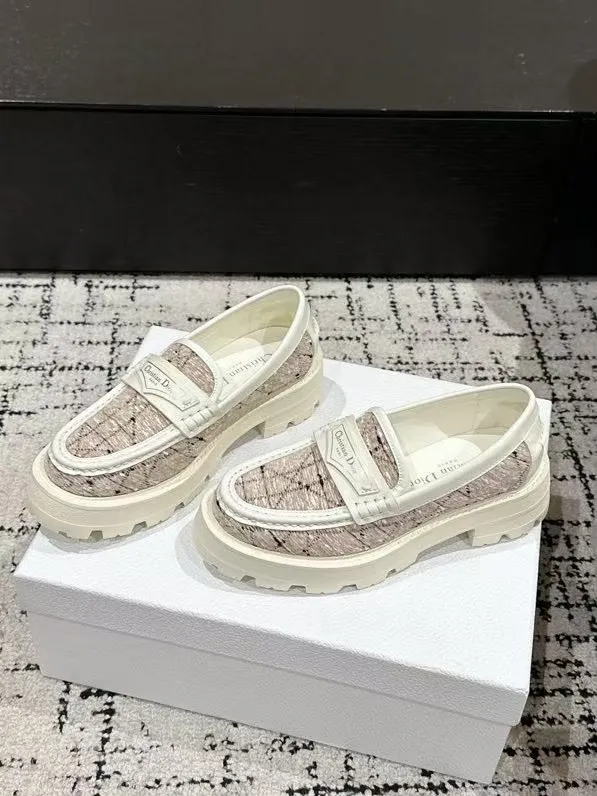 👟👟Ex-factory price 680👟👟 Dior 25/spring and summer new ultra-light loafers, new large soles and thick soles, the layout strives to create fashionable classic items, new products created at the first major show of Paris Fashion Week, the inspiration is cleverly combined with the perfect shoe shape by the D chief designer. Matched with brand buckles, it is more fashionable! Original version, perfect and exquisite workmanship!  ✔️Upper: imported open-edge beaded cowhide ✔️Inner lining: water-dyed cowhide ✔️Sole: IP foam outsole ✔️Size: #35-41 (40 41 customized items are not returnable)